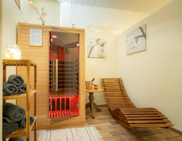 Infra sauna s lehátkem.
