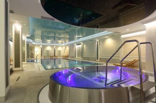 Bazén vnitřní a whirlpool.