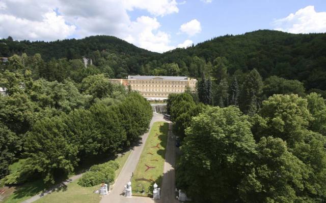 Hotel s parkem.