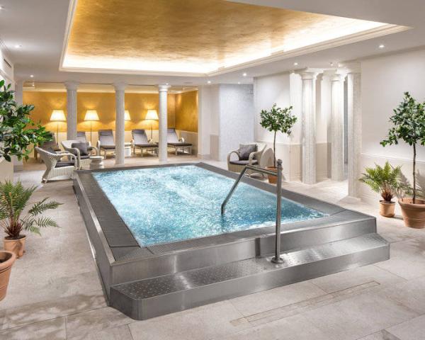 Wellness centrum bazén.