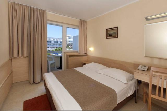 Hotel Delfin Plava Laguna - dvoulůžkový pokoj, manželská postel