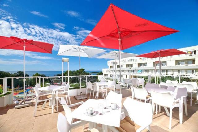 Hotel Delfin Plava Laguna - venkovní terasa se stoly a sluneční