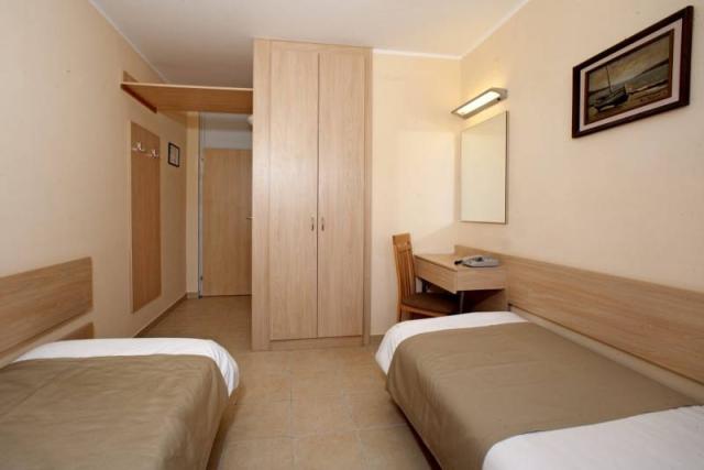 Hotel Delfin Plava Laguna - dvoulůžkový pokoj, oddělená lůžka.