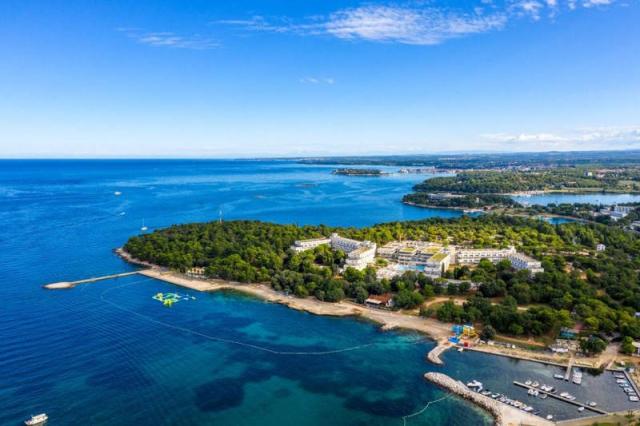 Hotel Delfin Plava Laguna - letecký pohled na budovu hotelu, pl