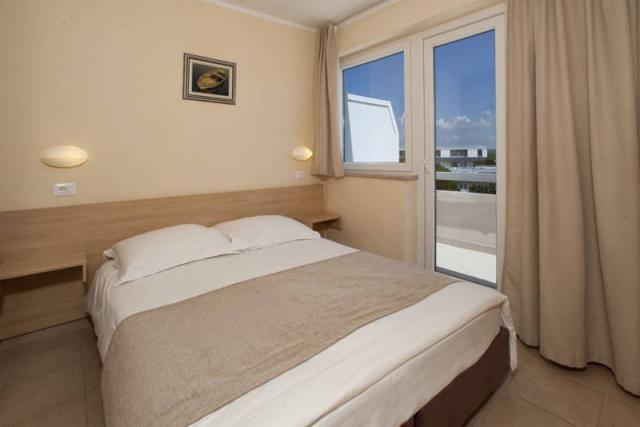 Hotel Delfin Plava Laguna - dvoulůžkový pokoj, manželská postel
