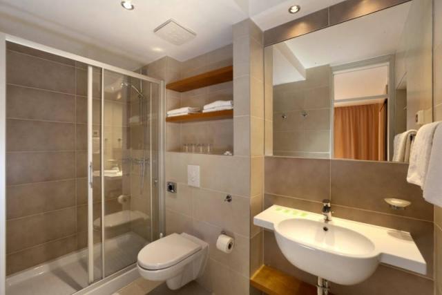 Hotel Delfin Plava Laguna - hygienické zařízení se sprchovým ko