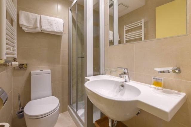 Hotel Delfin Plava Laguna - hygienické zařízení se sprchovým ko