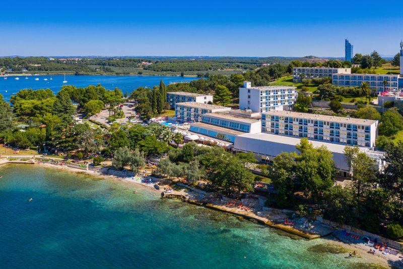 Hotel Plavi Plava Laguna - budova hotelu, moře, pláž.