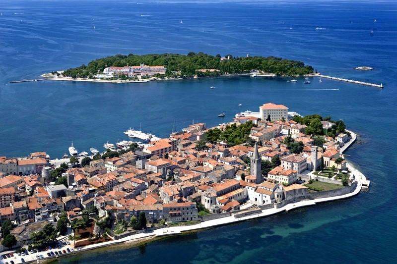 Hotel Plavi Plava Laguna - letecký pohled na město Poreč.