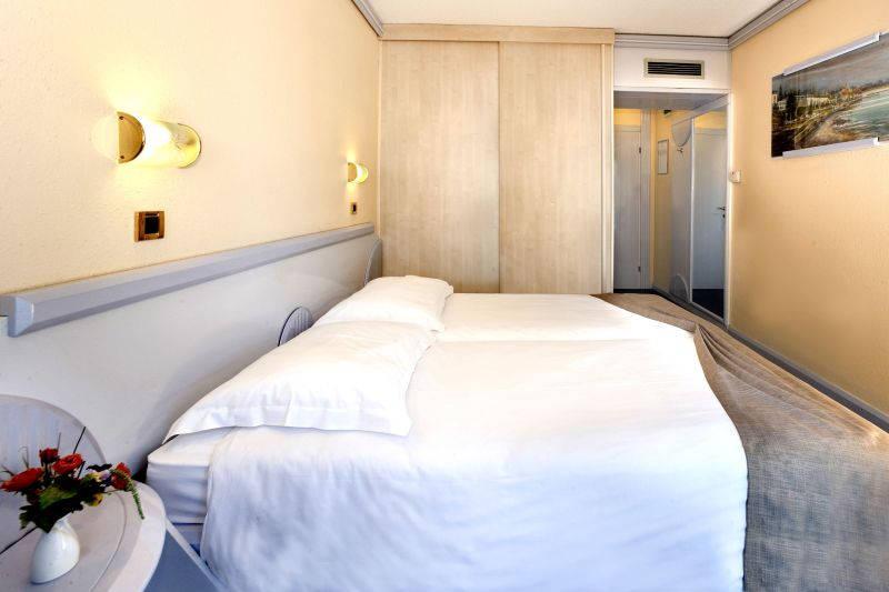 Hotel Plavi Plava Laguna - dvoulůžkový pokoj, manželská postel.