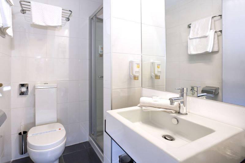 Hotel Plavi Plava Laguna - hygienické zařízení s WC, sprchou a