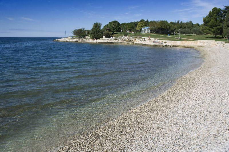 Hotel Plavi Plava Laguna - oblázková pláž, moře.