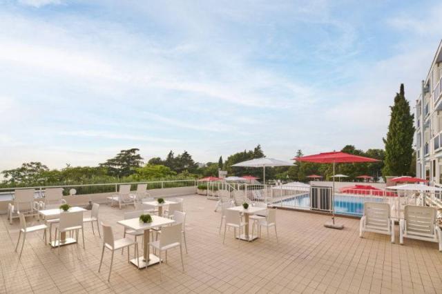 Hotel Plavi Plava Laguna - venkovní terasa u bazénu, stoly k po