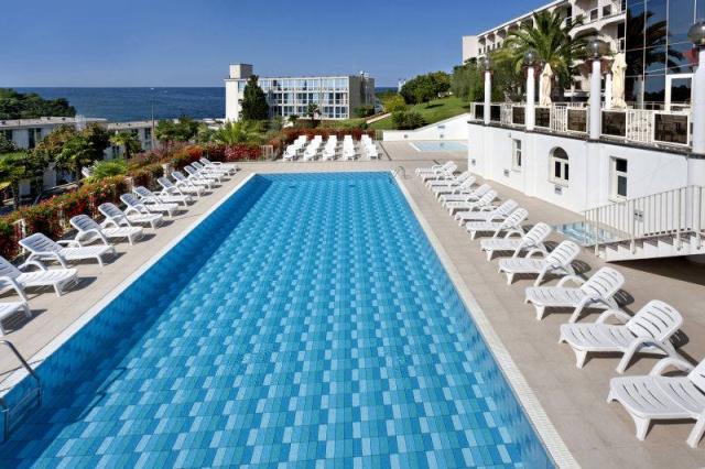 Hotel Istra Plava Laguna - venkovní bazén s lehátky.