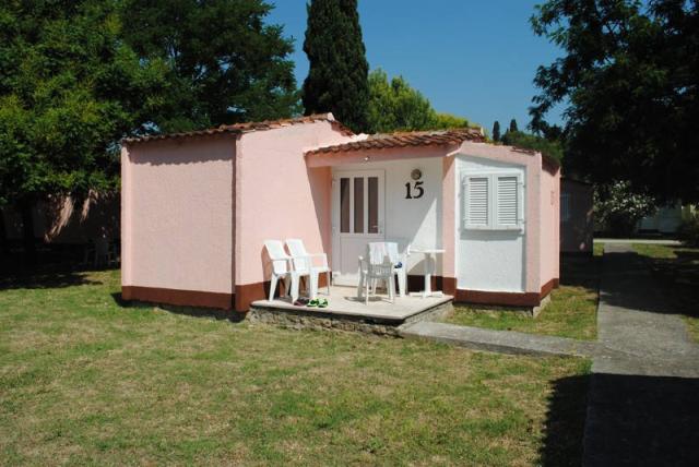 Komplex Resnik - růžový bungalov.