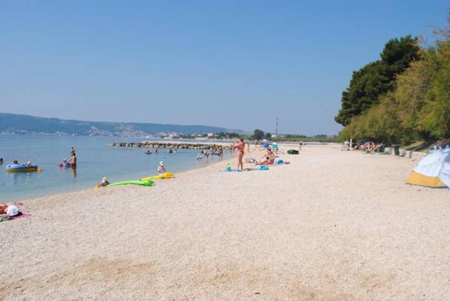 Komplex Resnik - oblázková pláž, moře.