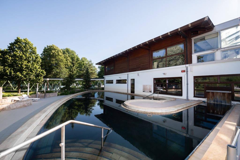 Terme 3000 termální bazén černá voda.