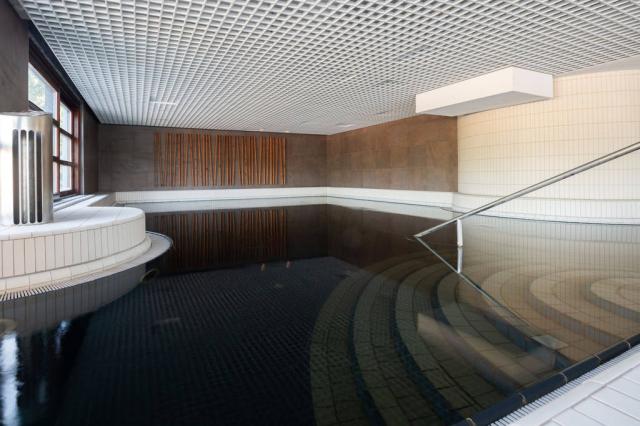 Terme 3000 termální bazén vnitřní černá voda.