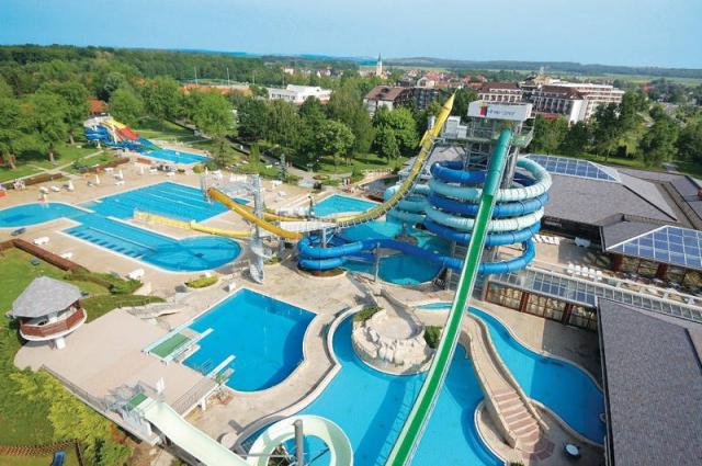 Terme 3000 aquapark bazény s tobogány.