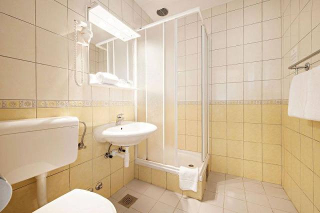 Pokoj hygienické zařízení se sprchovým koutem.