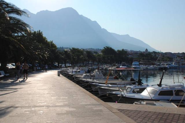 Baška Voda - promenáda přístavem.