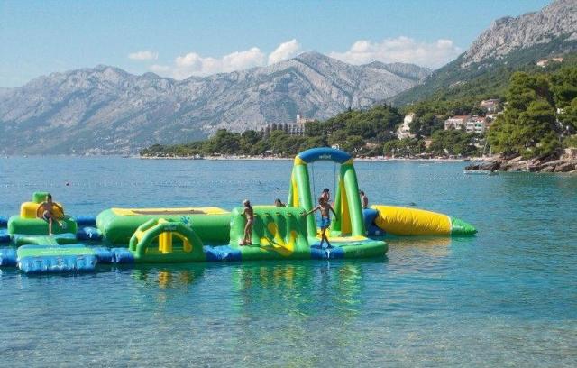 Baška Voda - moře, nafukovací atrakce pro děti.