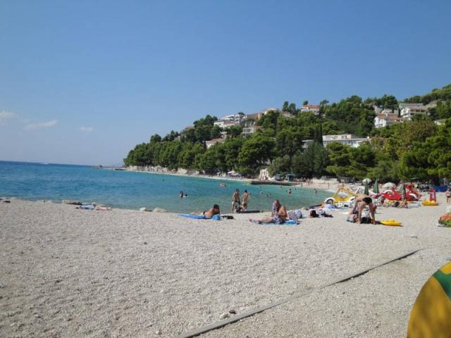 Baška Voda - moře, oblázková pláž.