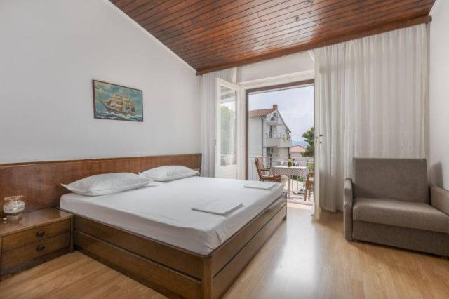 Vila Topič - dvoulůžkový pokoj s přistýlkou, manželská postel, 