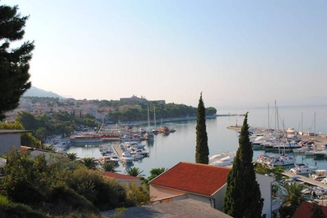 Baška Voda - pohled na přístav a moře.
