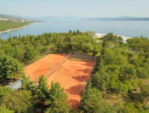 Holiday homes Kačjak - tenisové kurty, pohled na moře.