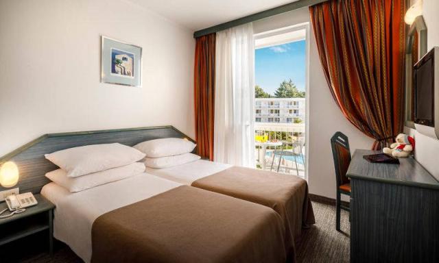 Hotel Aminess Laguna - dvoulůžkový pokoj, manželská postel.