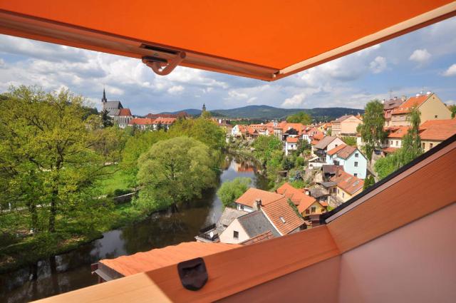 Výhled z penzionu na město.