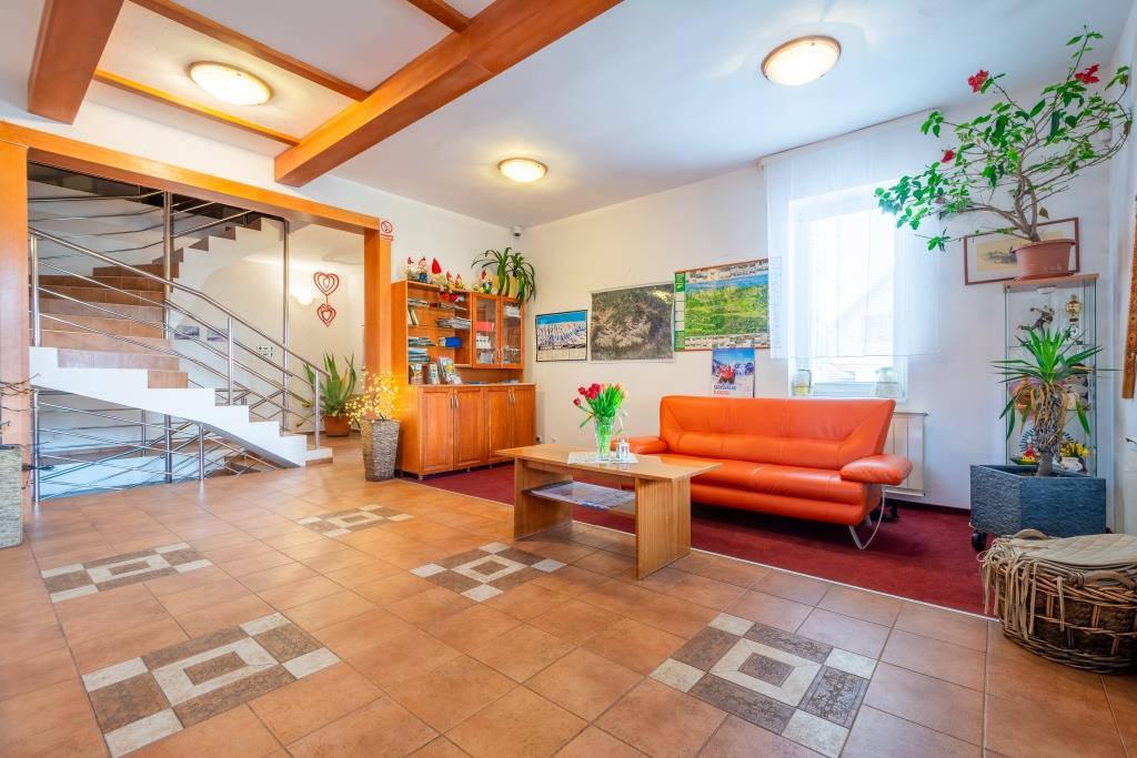 Lobby se schodištěm.