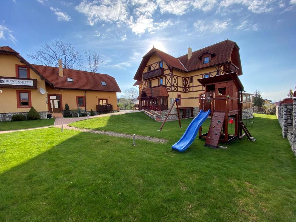 Zahrada s dětským hřištěm.