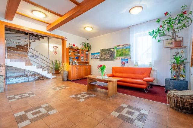 Lobby se schodištěm.