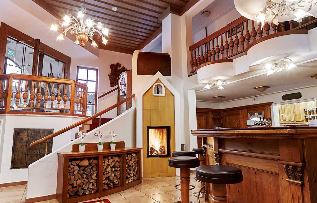 Lobby s barem a krbem.