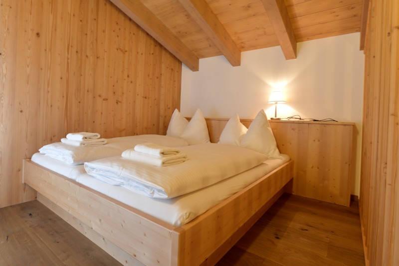 Mezonetový junor suite, 2 lůžka na neuzavřeném zvýšeném patře.