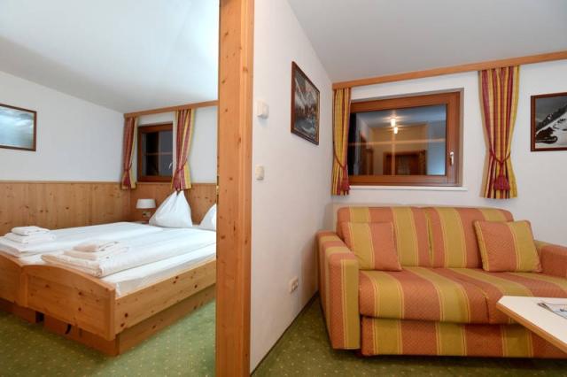 Rodinný apartmán, 2-lůžková ložnice a obývací část s rozkládací
