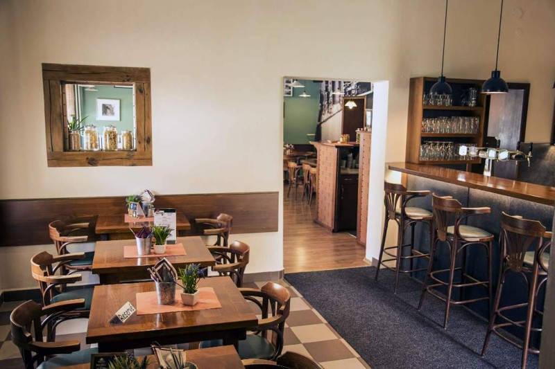Restaurace s barem.
