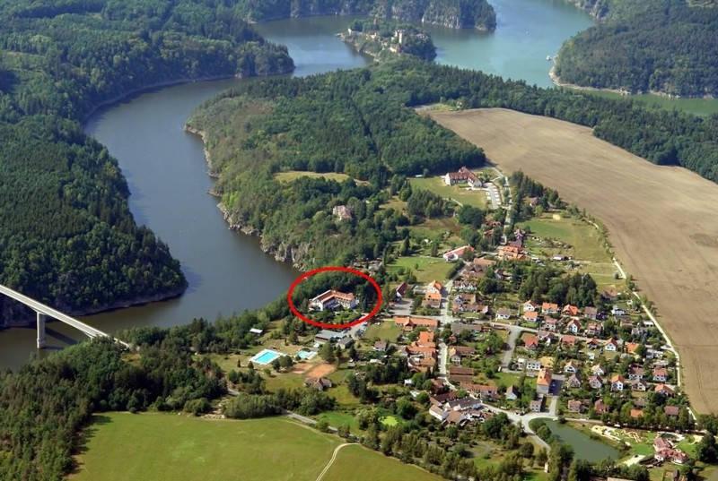 Zvíkovské Podhradí s hotelem a řekou Otavou a vodní nádrží Orlí