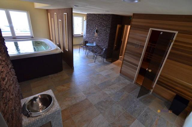 Wellness centrum sauny a vířivka.