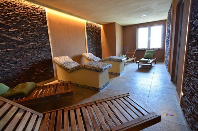 Wellness centrum odpočívárna s lehátky a lůžky.