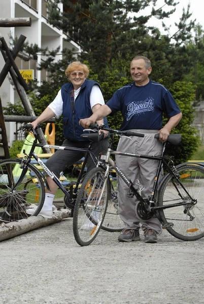 Cyklisté u hotelu.