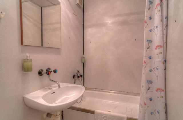 Pokoj Standard hygienické zařízení sprchový kout.