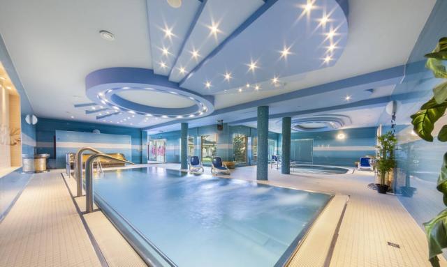 Wellness centrum bazén a vířivka.