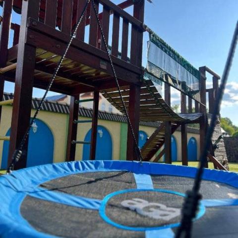 Dětské hřiště a trampolina.