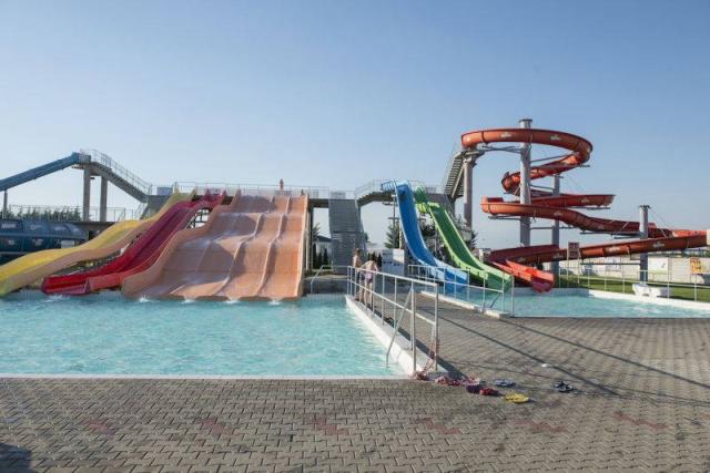 Aquapark Senec bazény venkovní se skluzavkami a tobogány.