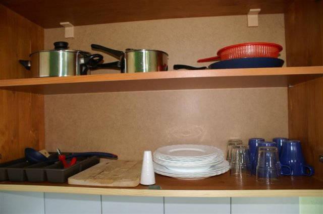 Apartmán kuchyňský kout nádobí.