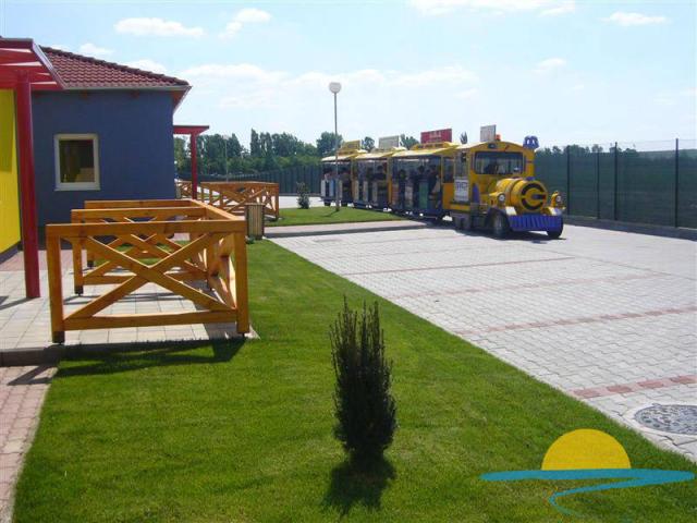 Areál apartmánových domků a vláček Senecký Express.