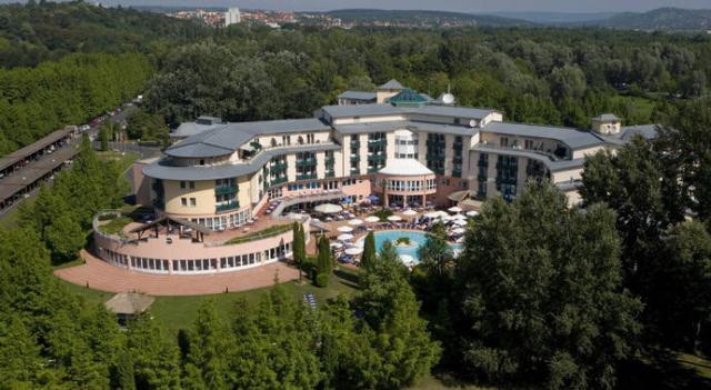 Hotel s okolím.